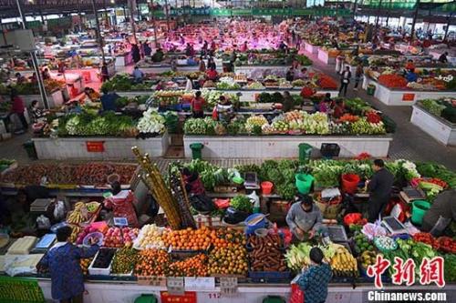 资料图：市民在广西南宁市华园菜市选购新鲜蔬菜。 中新社记者 胡雁 摄