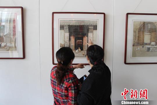 市民参观郝友友烙画画展 韩冰 摄 市民参观郝友友烙画画展 韩冰 摄