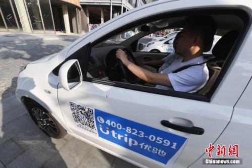 图为福州用户在体验共享汽车。刘可耕摄