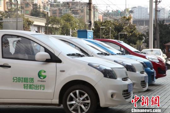 资料图：停放在贵阳市街头的分时租赁纯电动汽车 周燕玲摄 